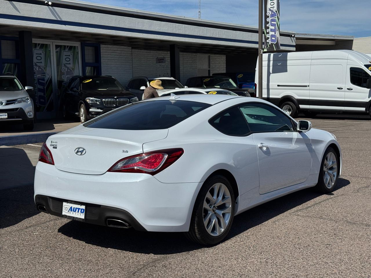 Hyundai Genesis Coupe 2dr 3.8L Auto Base w/Gray Seats 2015