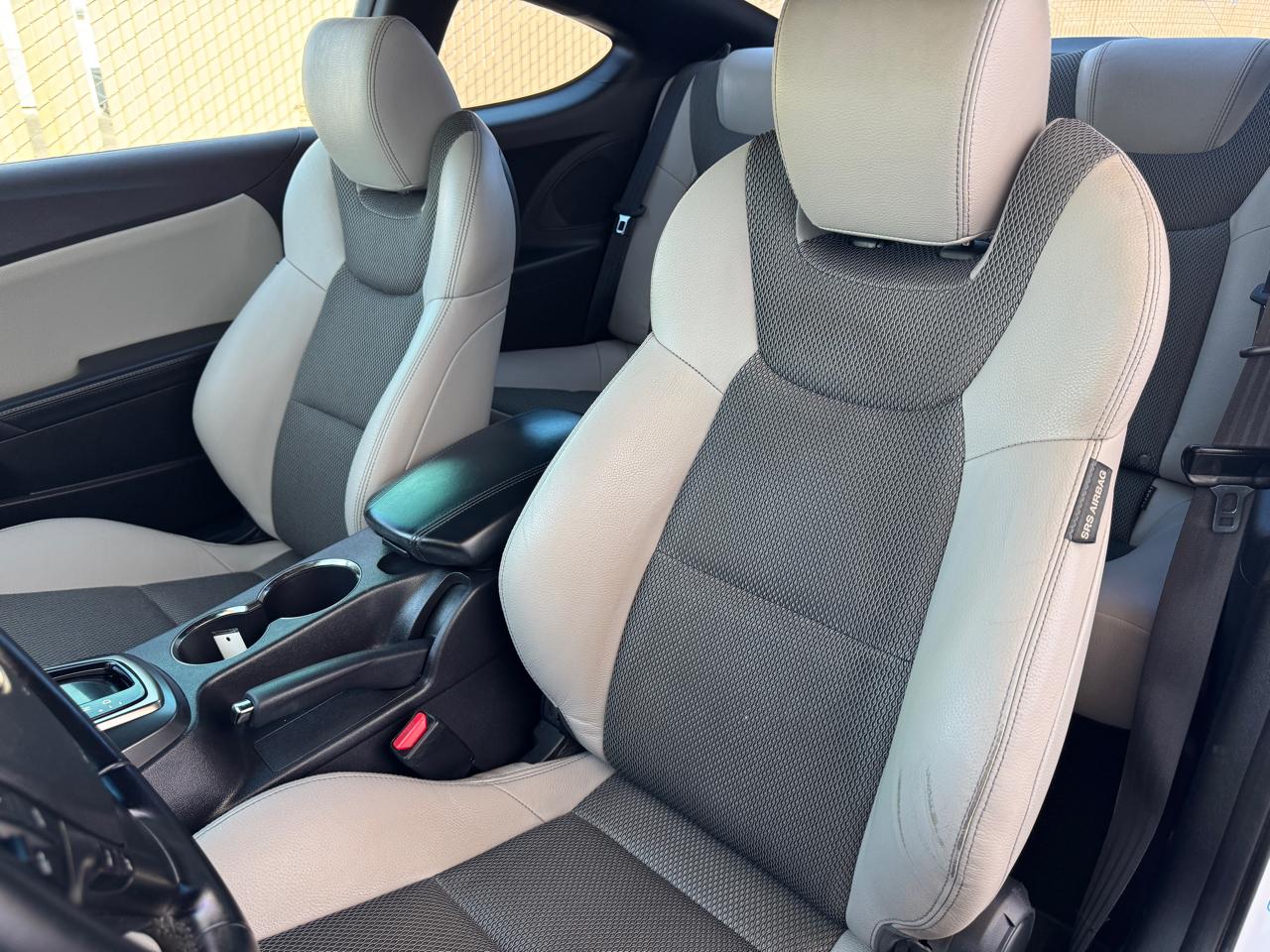 Hyundai Genesis Coupe 2dr 3.8L Auto Base w/Gray Seats 2015