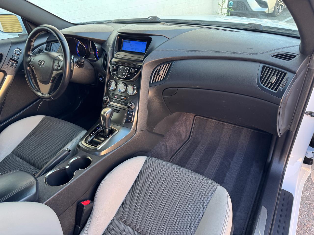 Hyundai Genesis Coupe 2dr 3.8L Auto Base w/Gray Seats 2015