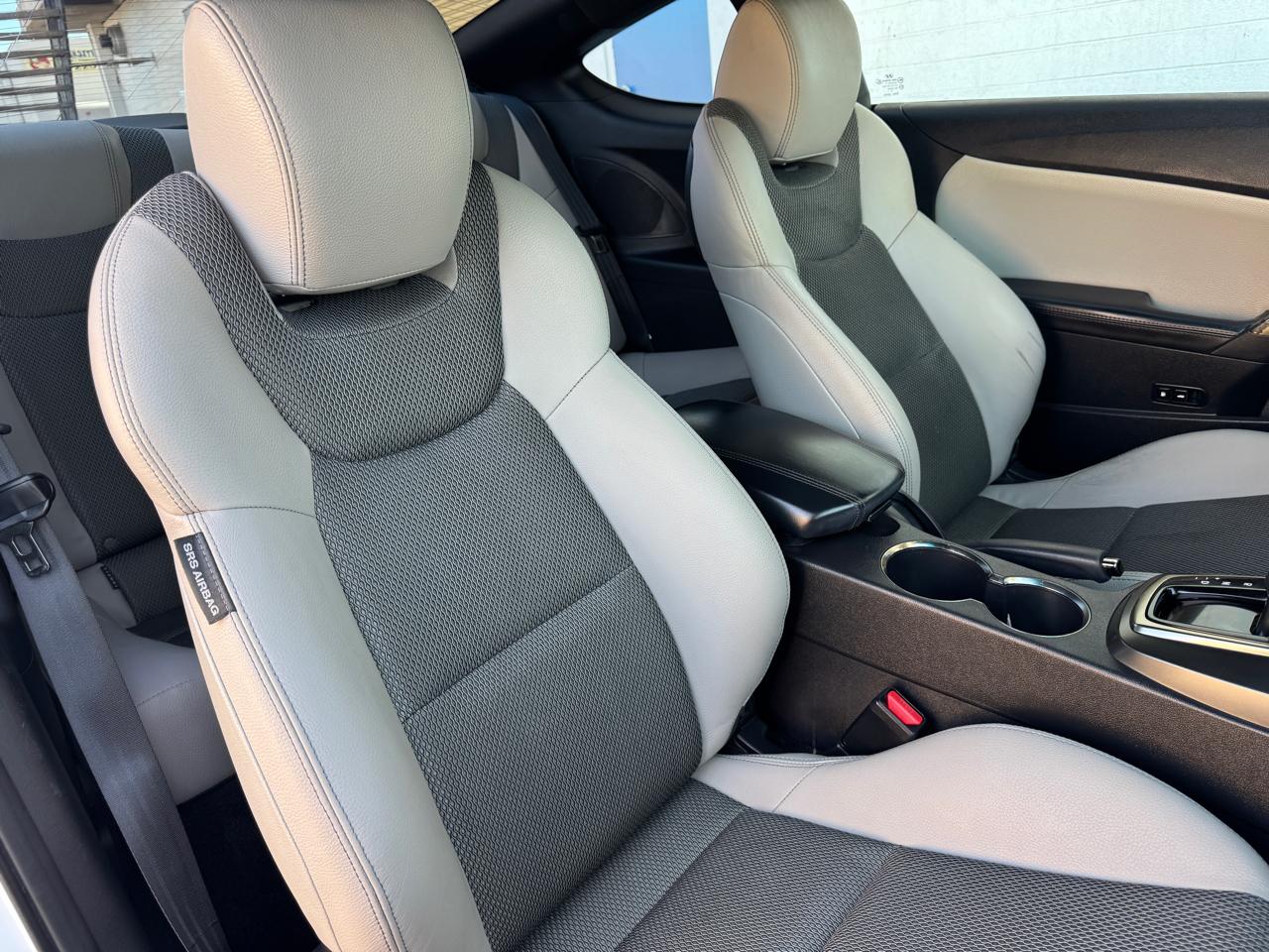 Hyundai Genesis Coupe 2dr 3.8L Auto Base w/Gray Seats 2015