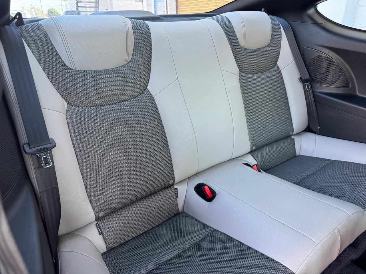 Hyundai Genesis Coupe 2dr 3.8L Auto Base w/Gray Seats 2015