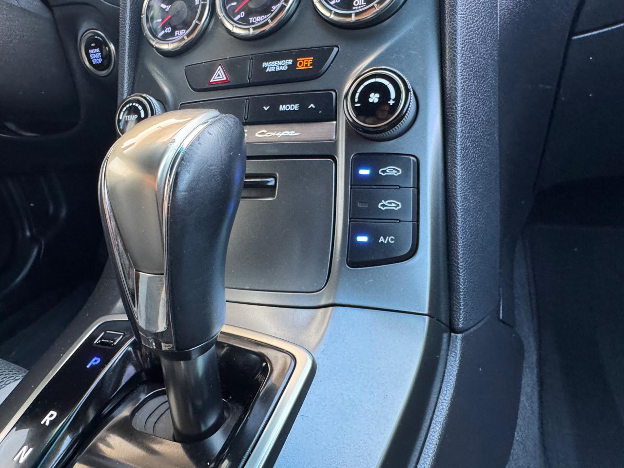 Hyundai Genesis Coupe 2dr 3.8L Auto Base w/Gray Seats 2015