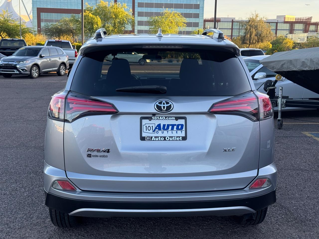 Toyota RAV4 XLE FWD (Natl) 2018
