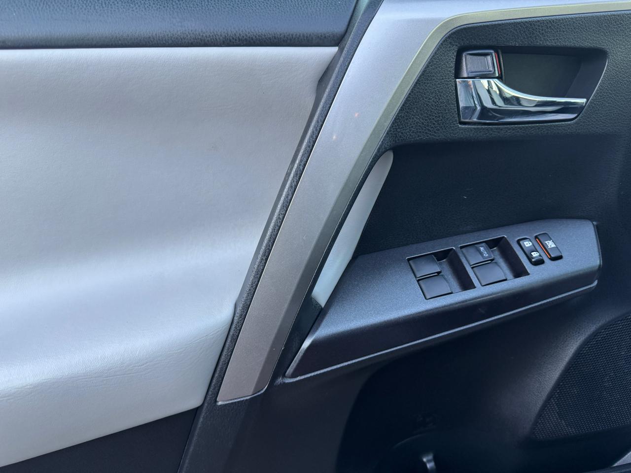 Toyota RAV4 XLE FWD (Natl) 2018