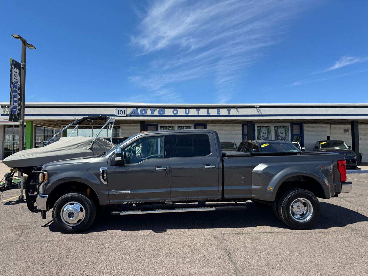 Ford Super Duty F-350 DRW Lariat 4WD Crew Cab 8' Box 2017