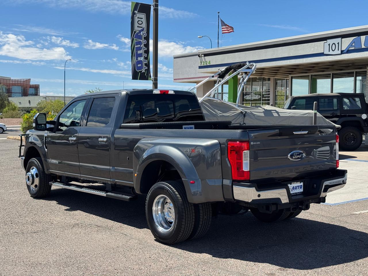 Ford Super Duty F-350 DRW Lariat 4WD Crew Cab 8' Box 2017