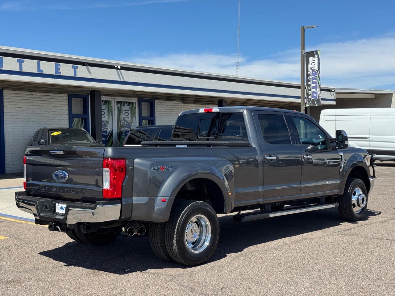 Ford Super Duty F-350 DRW Lariat 4WD Crew Cab 8' Box 2017