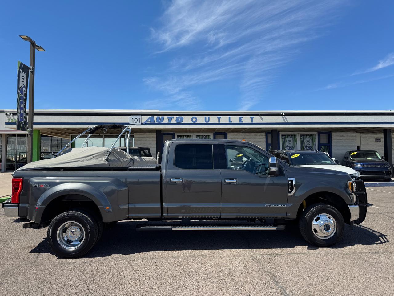 Ford Super Duty F-350 DRW Lariat 4WD Crew Cab 8' Box 2017