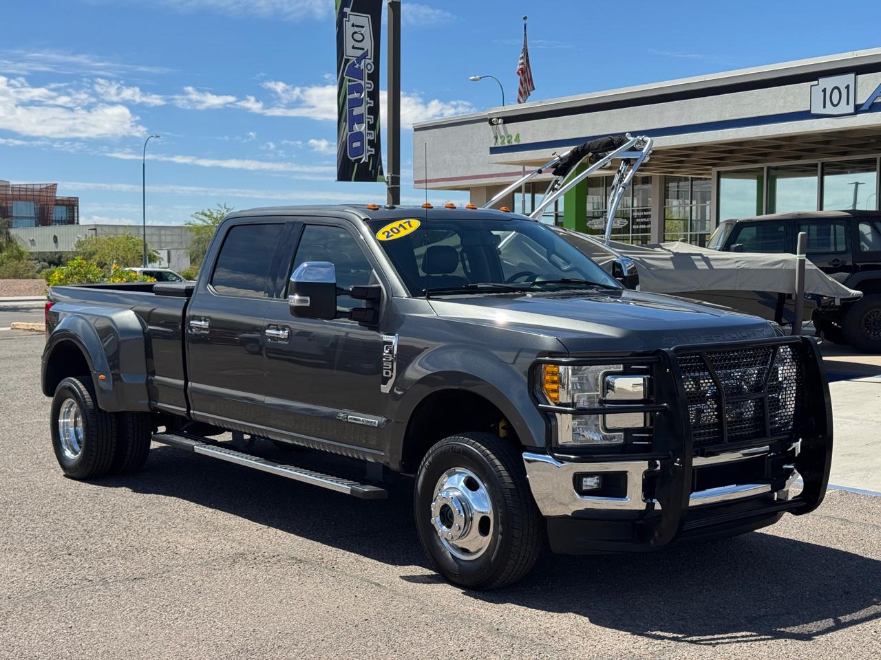 Ford Super Duty F-350 DRW Lariat 4WD Crew Cab 8' Box 2017