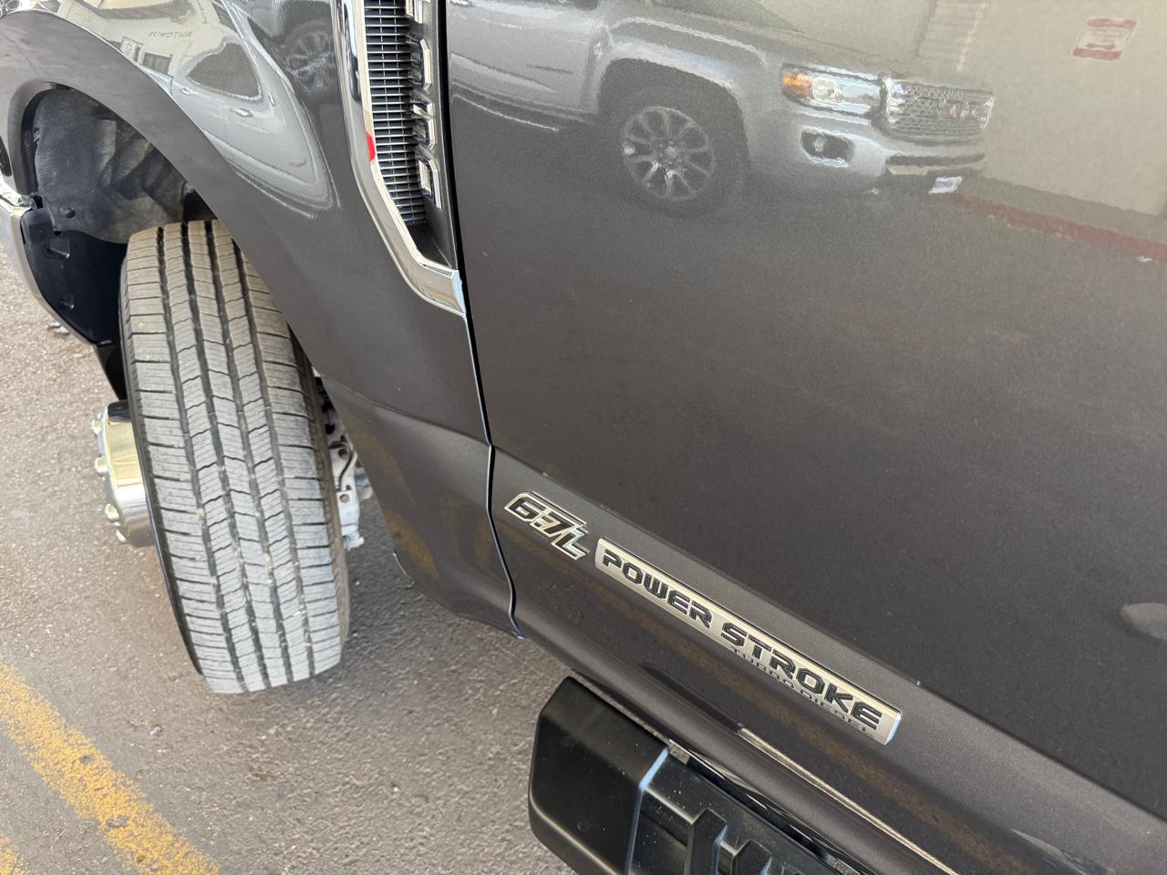 Ford Super Duty F-350 DRW Lariat 4WD Crew Cab 8' Box 2017