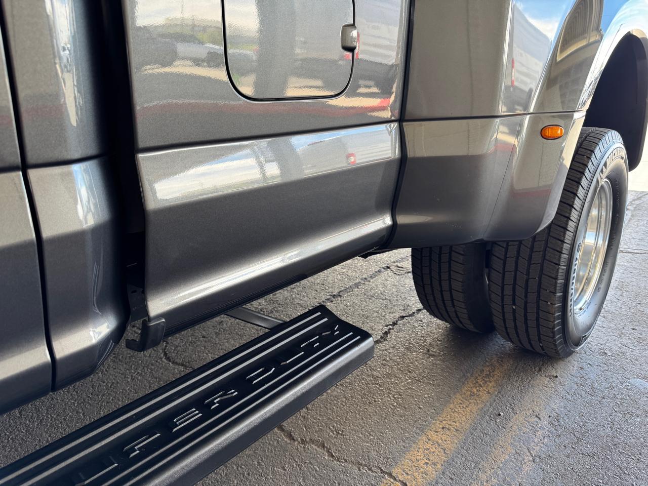 Ford Super Duty F-350 DRW Lariat 4WD Crew Cab 8' Box 2017