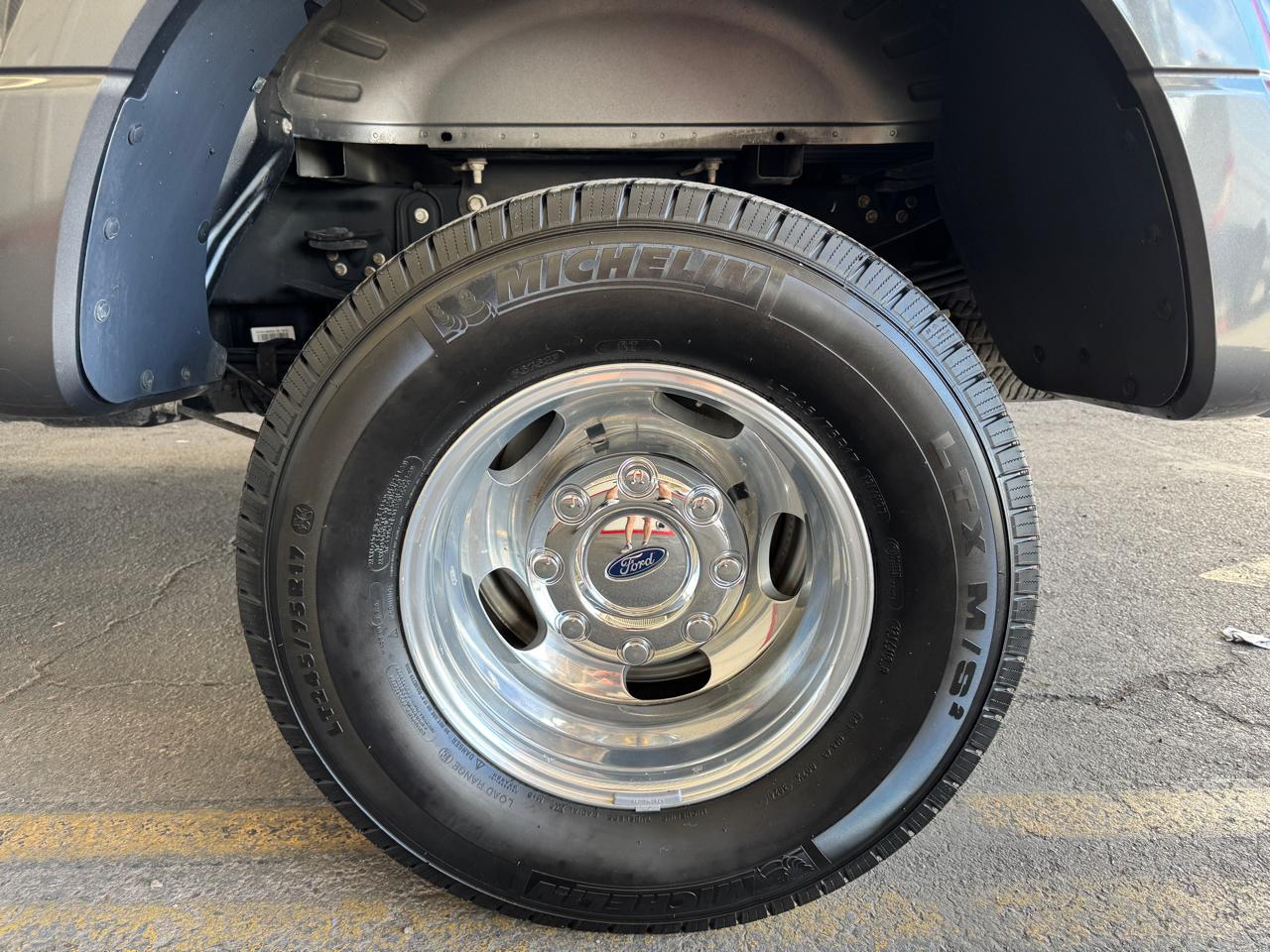 Ford Super Duty F-350 DRW Lariat 4WD Crew Cab 8' Box 2017