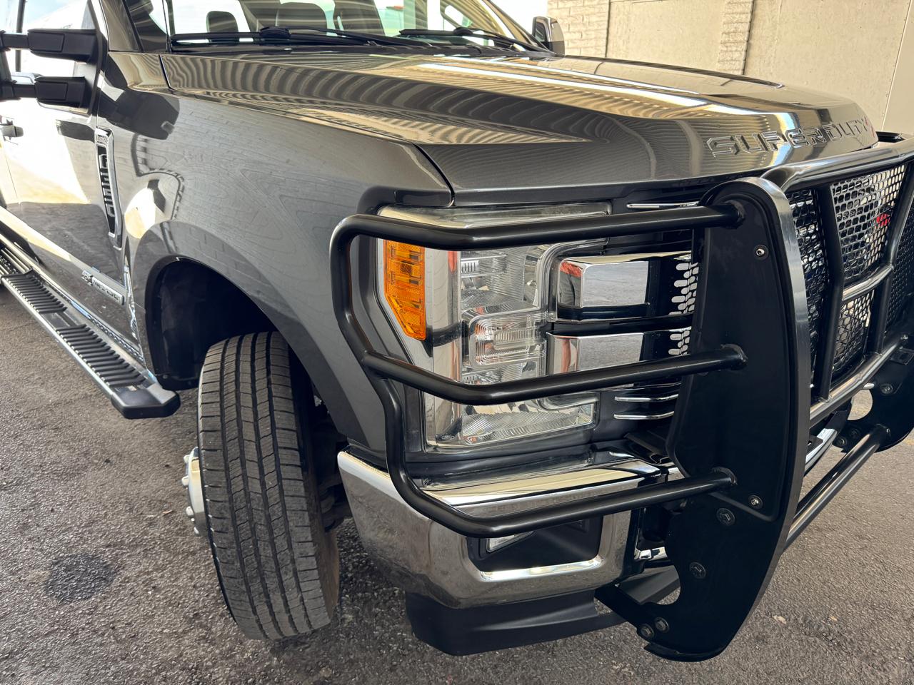 Ford Super Duty F-350 DRW Lariat 4WD Crew Cab 8' Box 2017