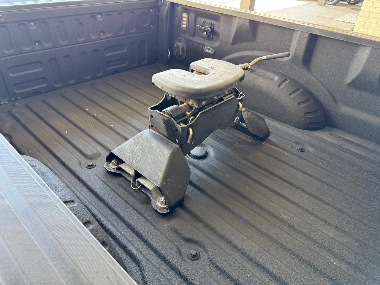 Ford Super Duty F-350 DRW Lariat 4WD Crew Cab 8' Box 2017