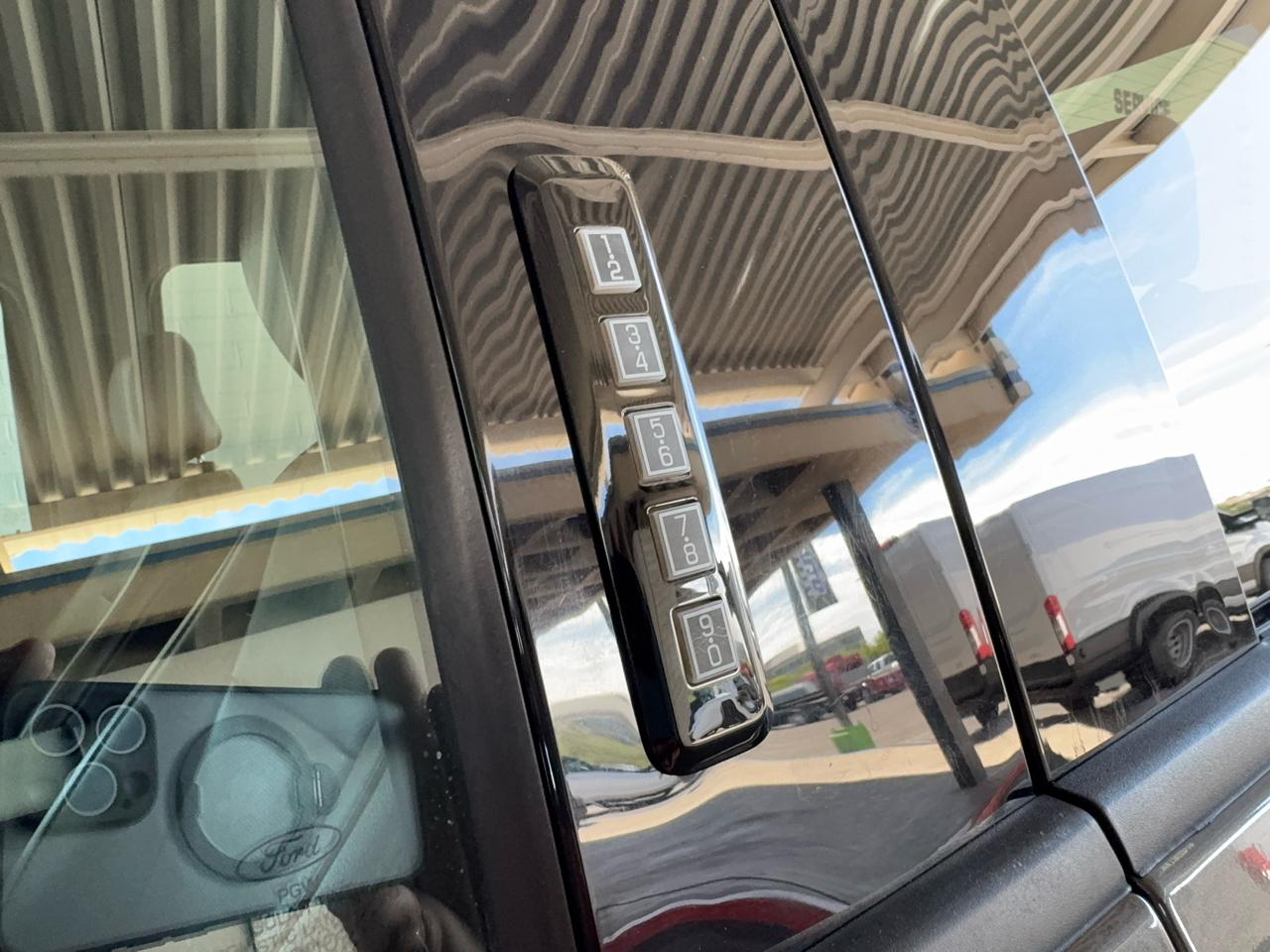 Ford Super Duty F-350 DRW Lariat 4WD Crew Cab 8' Box 2017