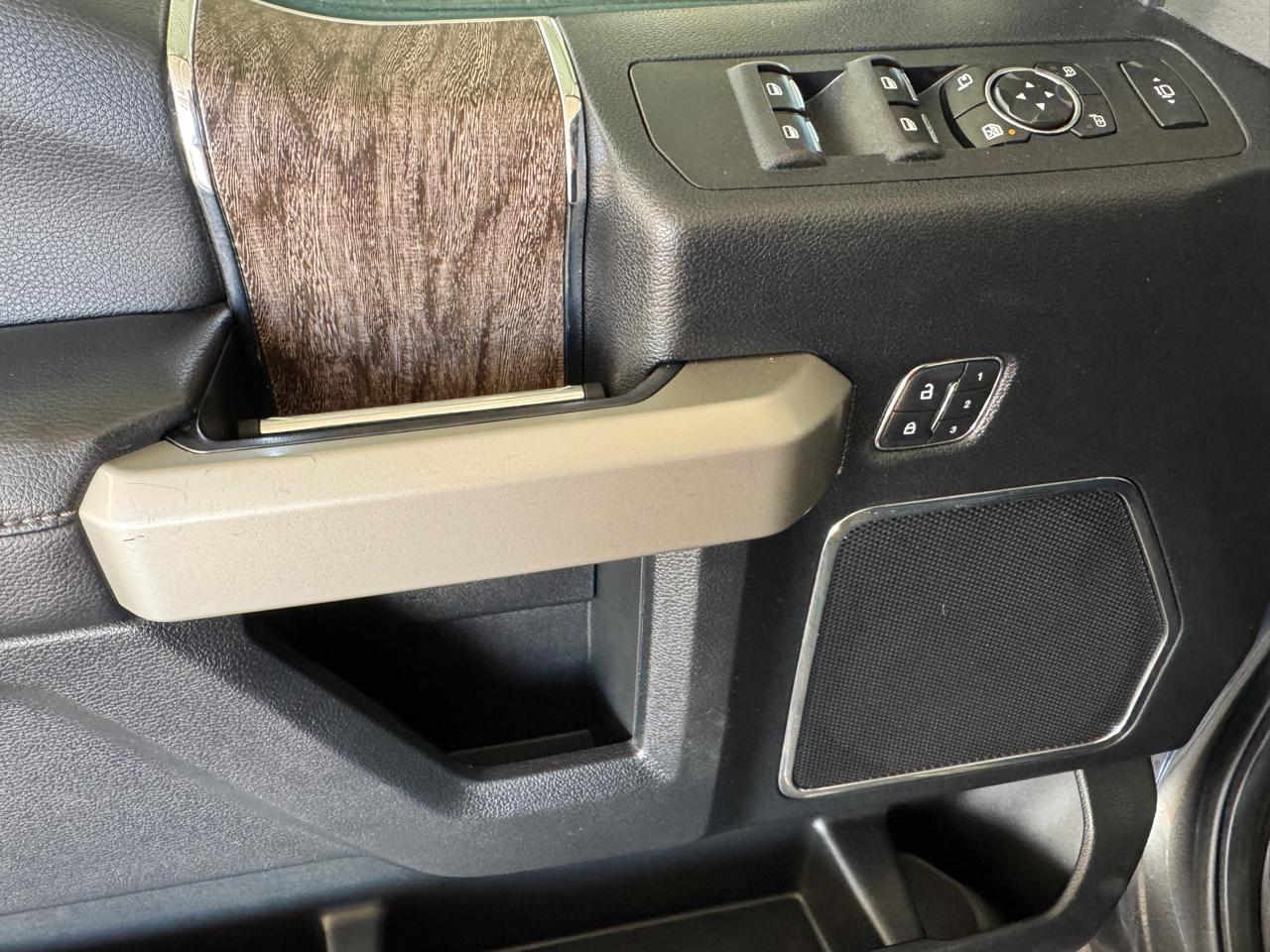 Ford Super Duty F-350 DRW Lariat 4WD Crew Cab 8' Box 2017