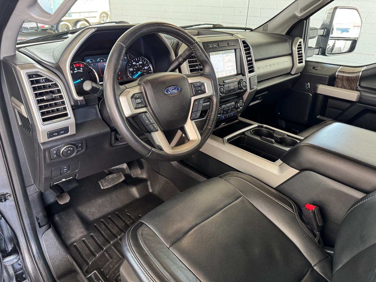 Ford Super Duty F-350 DRW Lariat 4WD Crew Cab 8' Box 2017