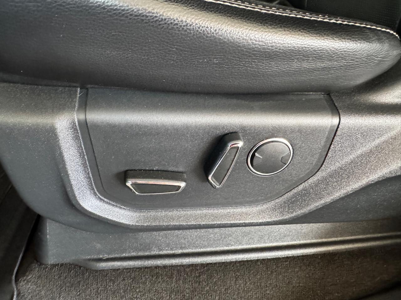 Ford Super Duty F-350 DRW Lariat 4WD Crew Cab 8' Box 2017