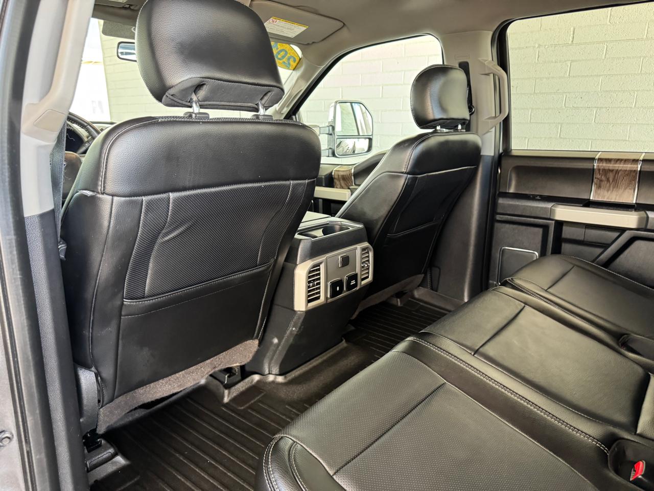 Ford Super Duty F-350 DRW Lariat 4WD Crew Cab 8' Box 2017