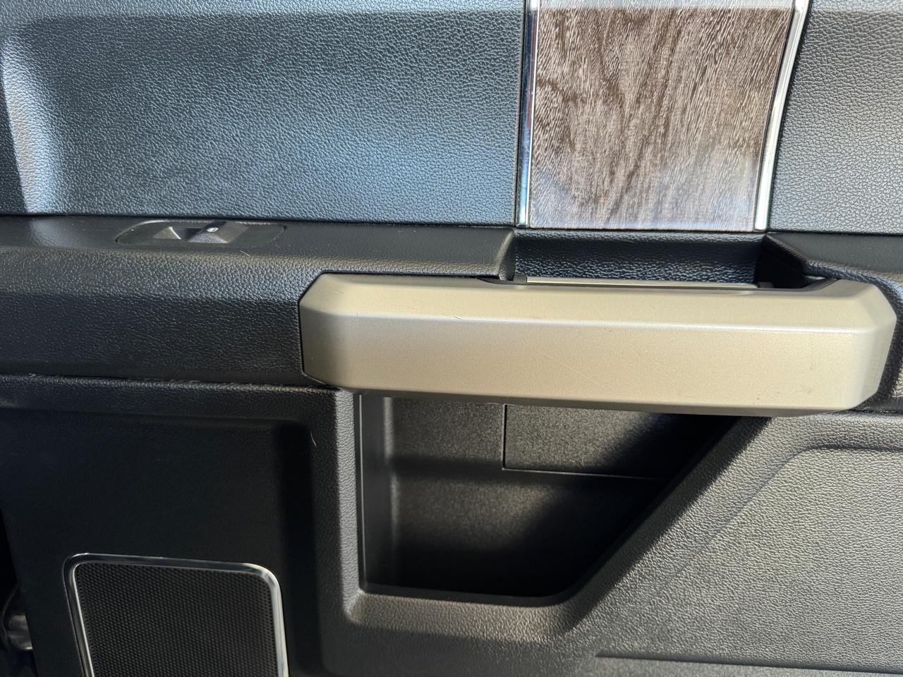 Ford Super Duty F-350 DRW Lariat 4WD Crew Cab 8' Box 2017