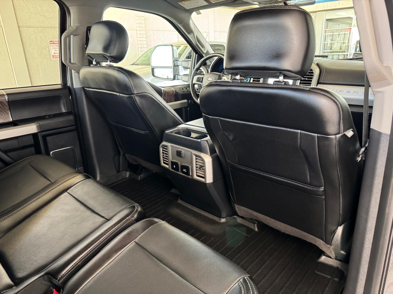 Ford Super Duty F-350 DRW Lariat 4WD Crew Cab 8' Box 2017