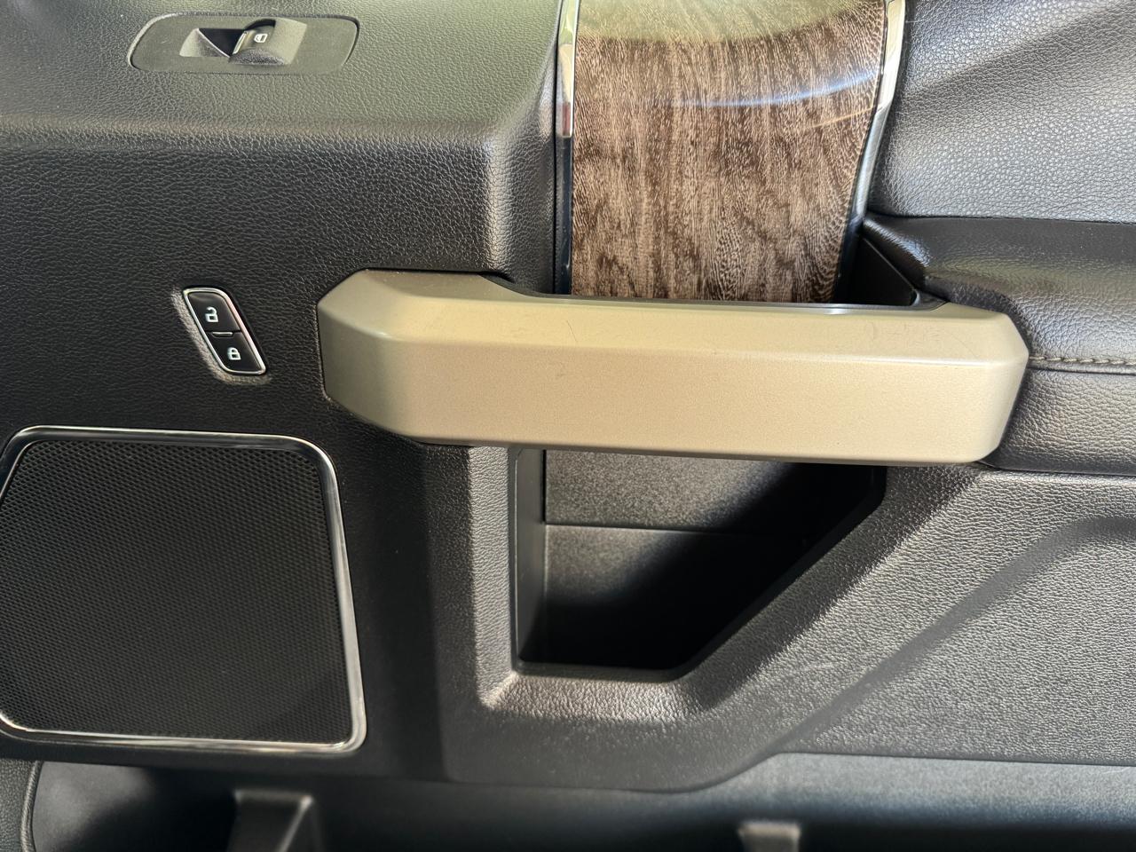 Ford Super Duty F-350 DRW Lariat 4WD Crew Cab 8' Box 2017