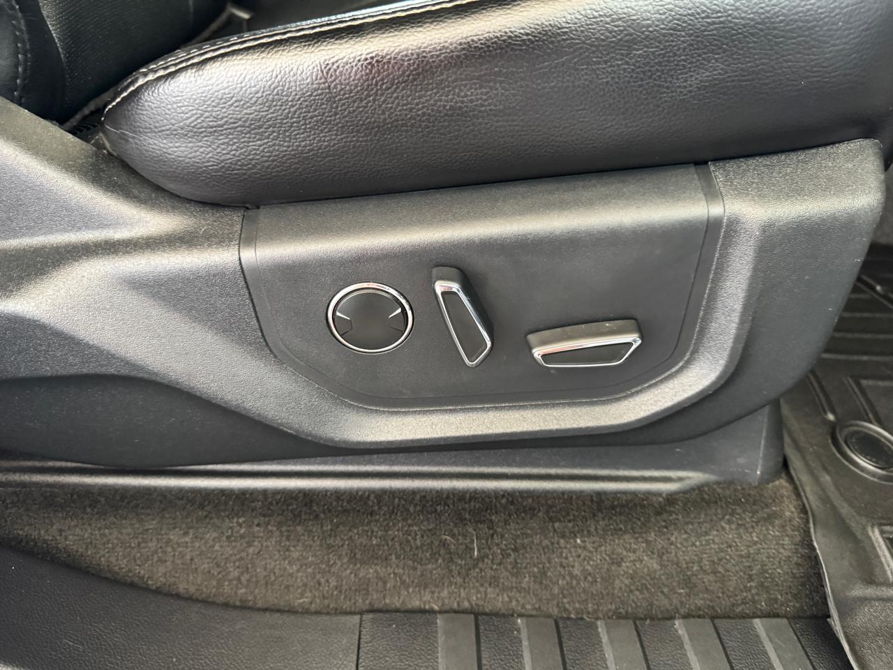 Ford Super Duty F-350 DRW Lariat 4WD Crew Cab 8' Box 2017