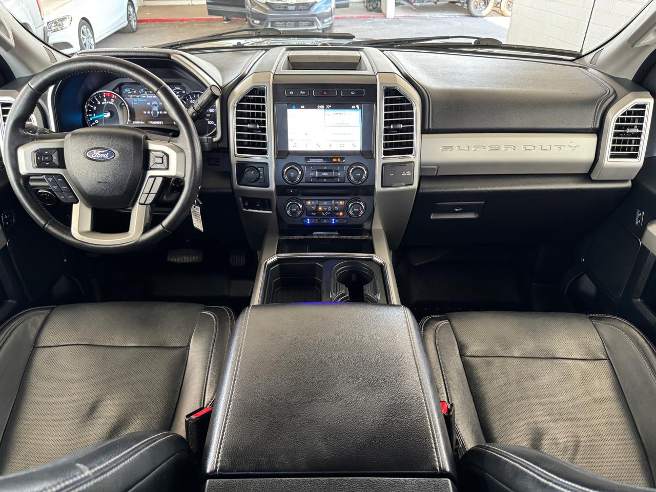 Ford Super Duty F-350 DRW Lariat 4WD Crew Cab 8' Box 2017