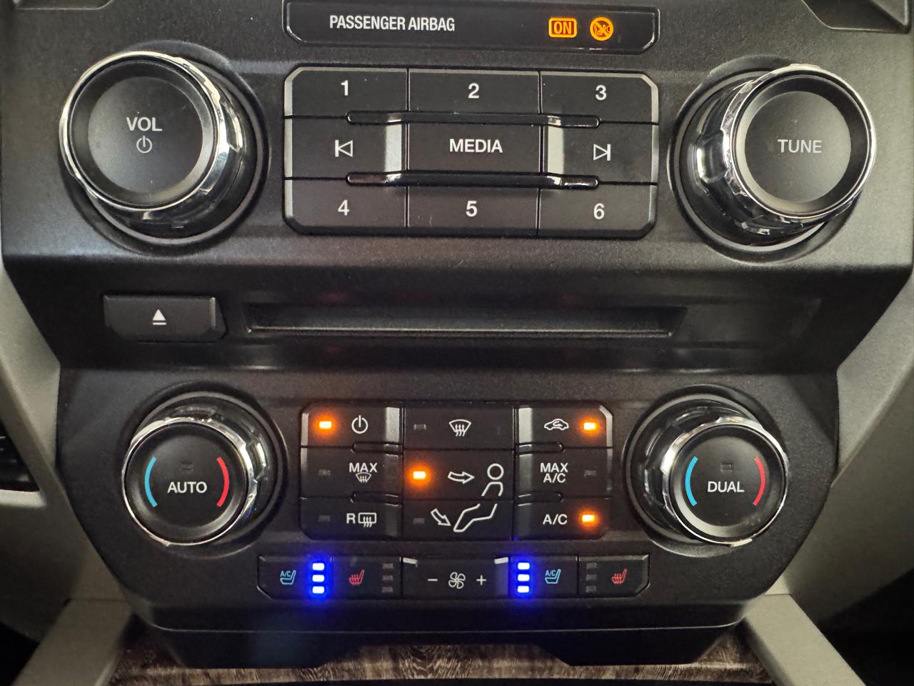 Ford Super Duty F-350 DRW Lariat 4WD Crew Cab 8' Box 2017