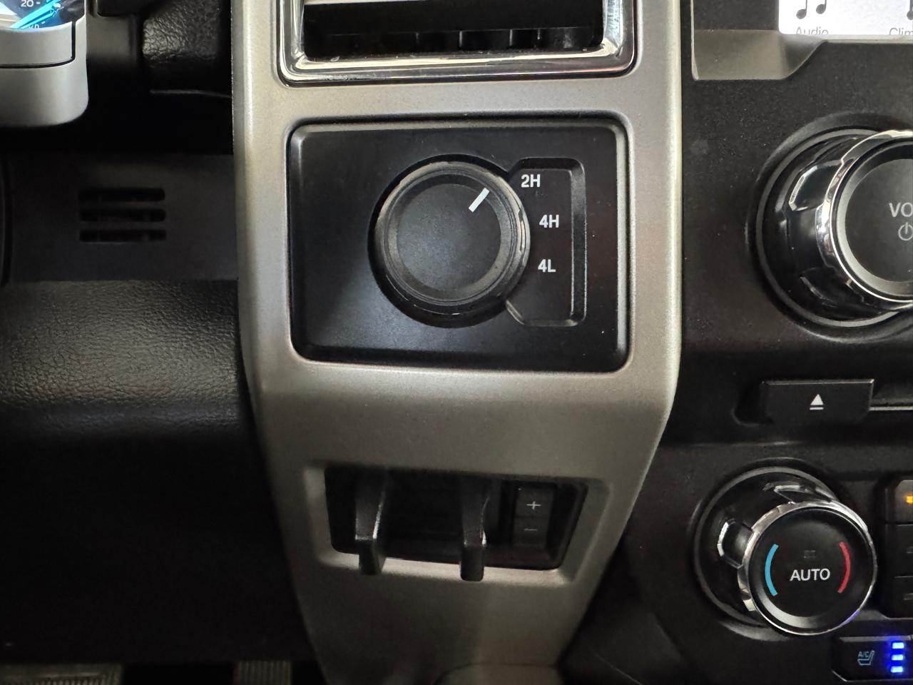 Ford Super Duty F-350 DRW Lariat 4WD Crew Cab 8' Box 2017