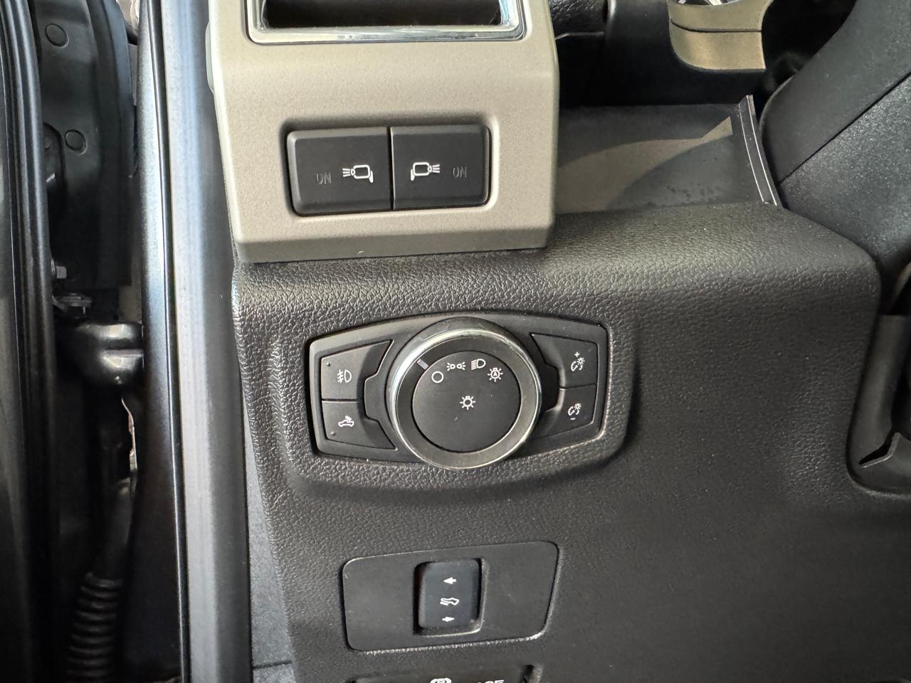 Ford Super Duty F-350 DRW Lariat 4WD Crew Cab 8' Box 2017