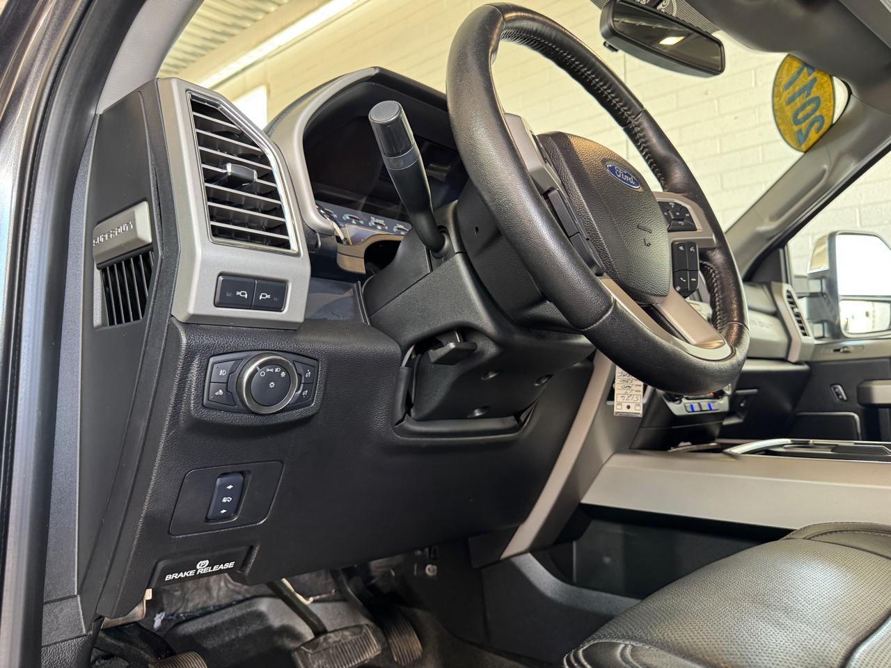 Ford Super Duty F-350 DRW Lariat 4WD Crew Cab 8' Box 2017