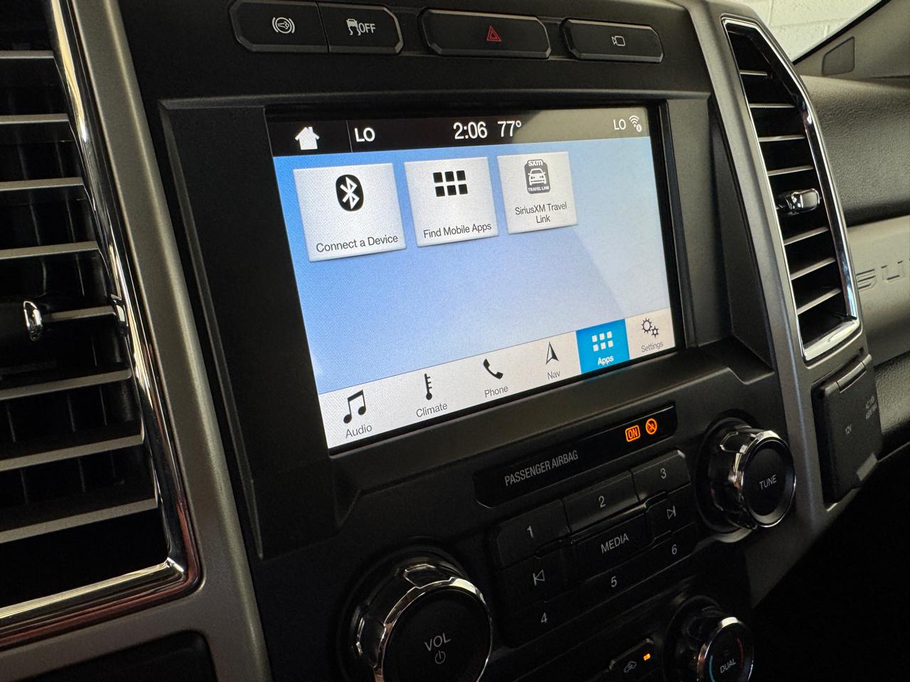 Ford Super Duty F-350 DRW Lariat 4WD Crew Cab 8' Box 2017