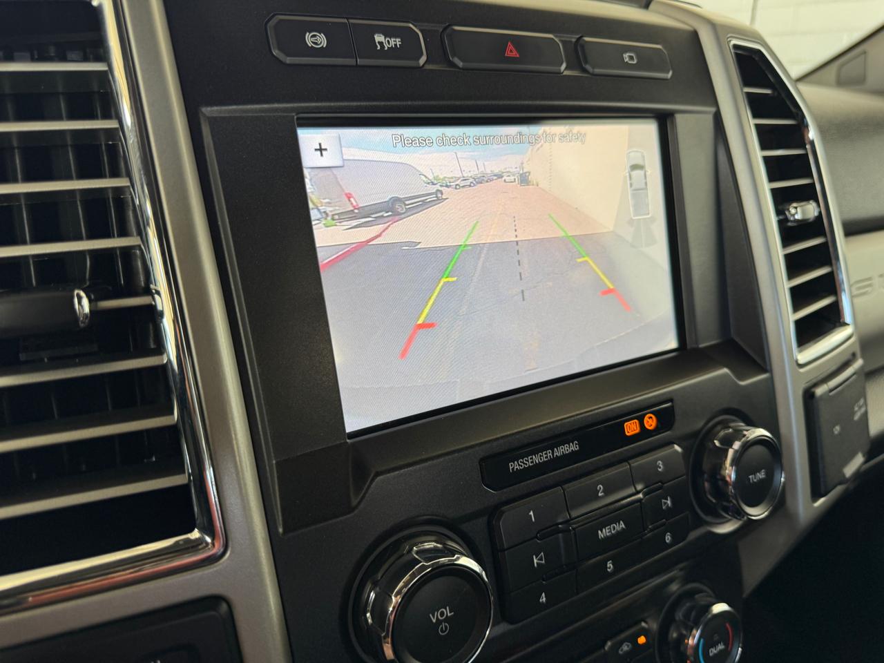 Ford Super Duty F-350 DRW Lariat 4WD Crew Cab 8' Box 2017