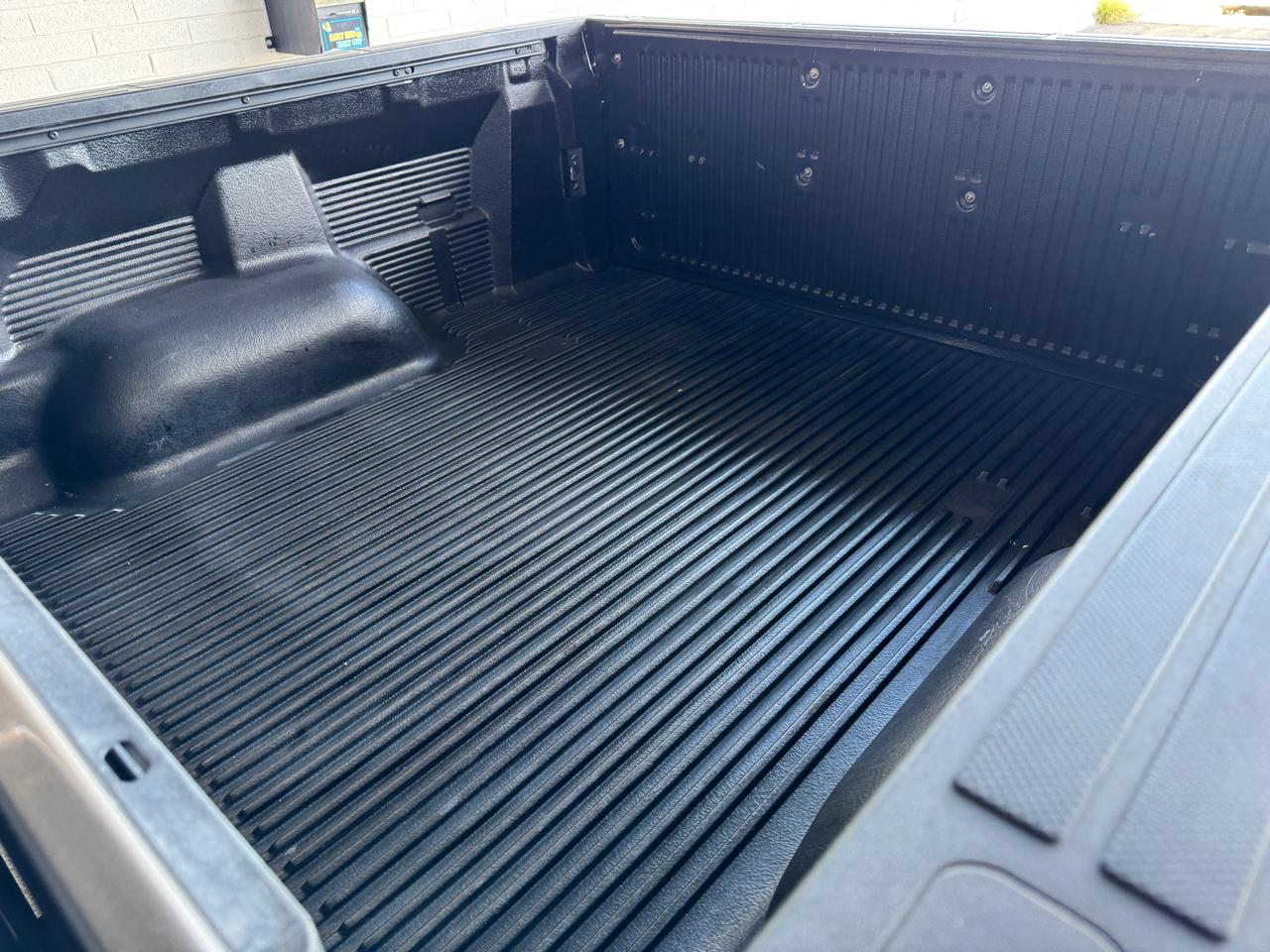 Toyota Tundra 2WD Truck CrewMax 5.7L V8 6-Spd AT SR5 (Natl) 2015