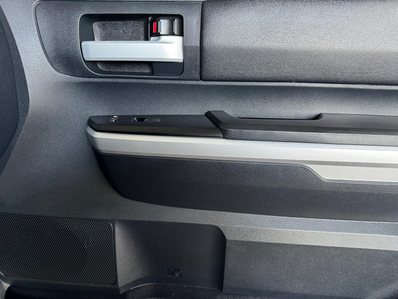 Toyota Tundra 2WD Truck CrewMax 5.7L V8 6-Spd AT SR5 (Natl) 2015