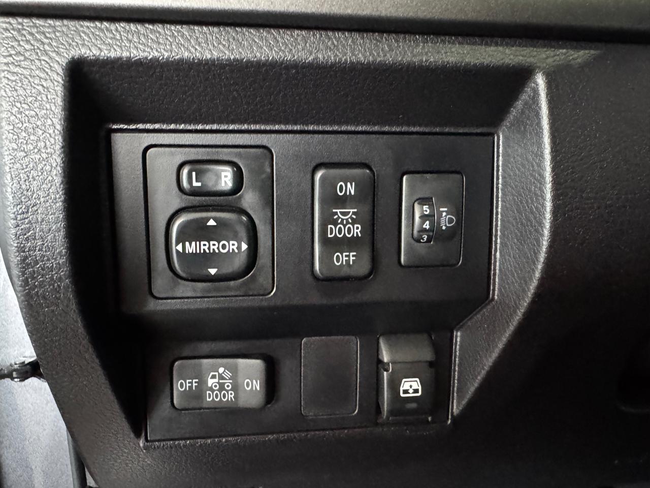 Toyota Tundra 2WD Truck CrewMax 5.7L V8 6-Spd AT SR5 (Natl) 2015