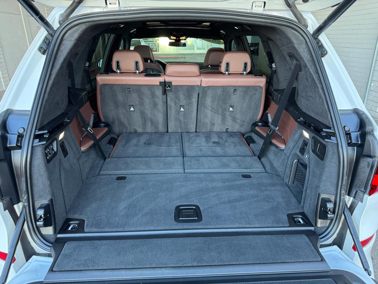 BMW X7 M50i Sports Activity Vehicle 2021