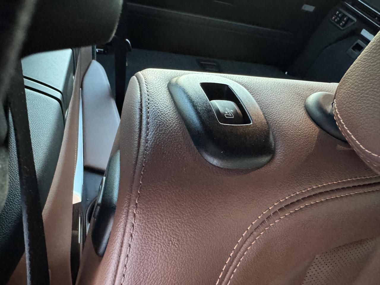 BMW X7 M50i Sports Activity Vehicle 2021