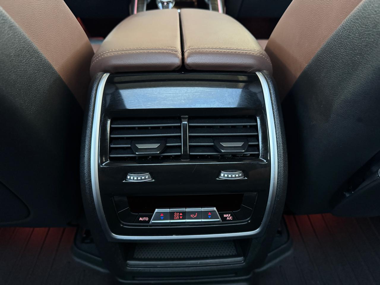 BMW X7 M50i Sports Activity Vehicle 2021