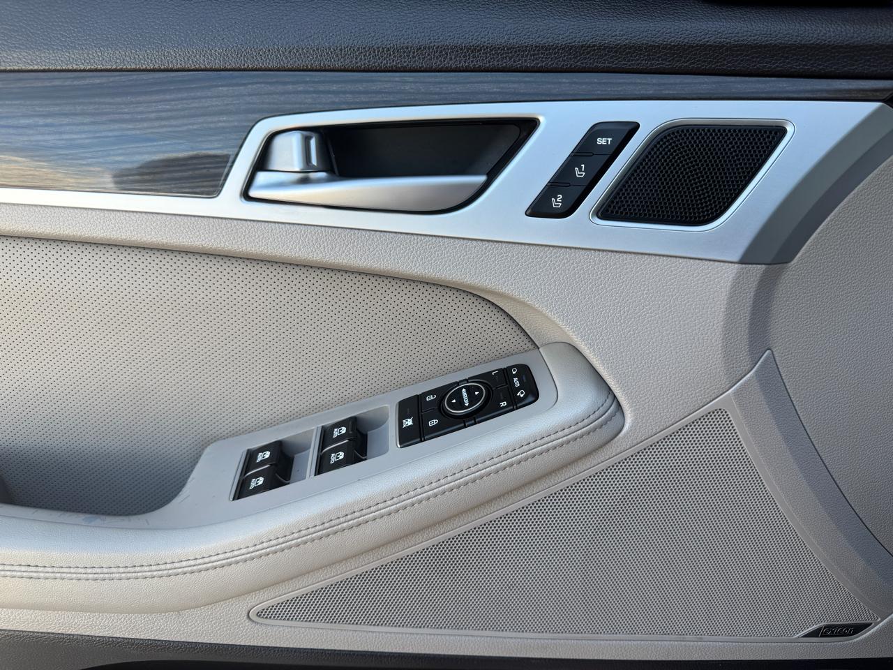 Hyundai Genesis 4dr Sdn V6 3.8L RWD 2015