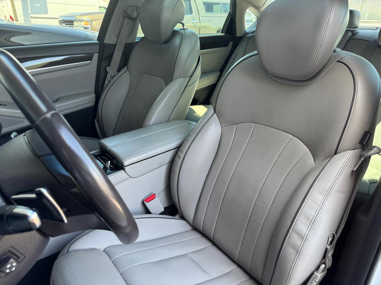 Hyundai Genesis 4dr Sdn V6 3.8L RWD 2015