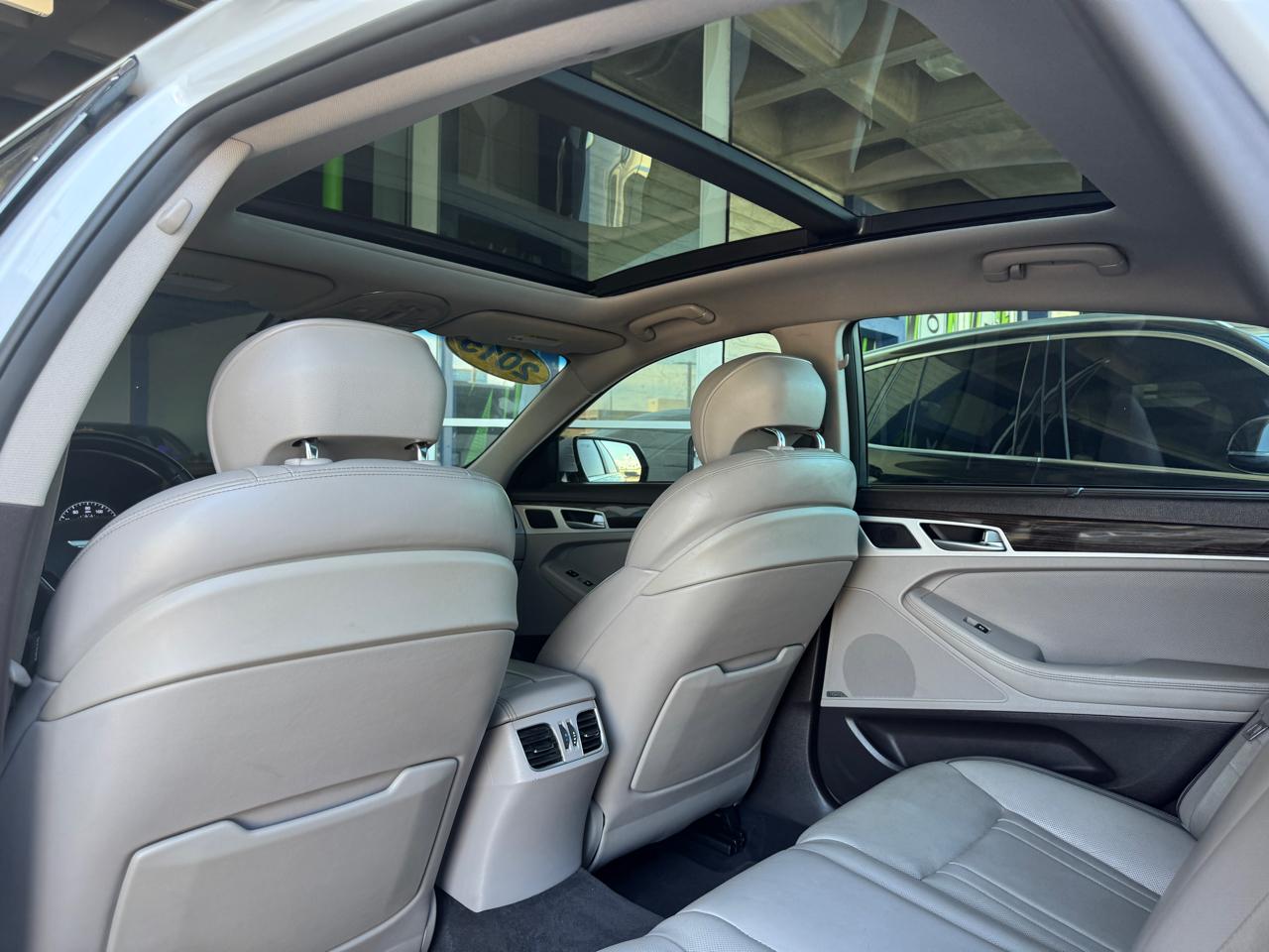 Hyundai Genesis 4dr Sdn V6 3.8L RWD 2015
