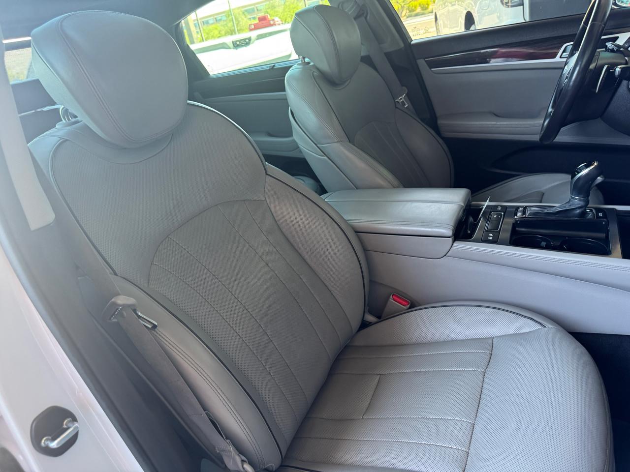 Hyundai Genesis 4dr Sdn V6 3.8L RWD 2015