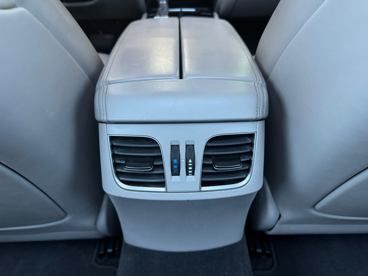 Hyundai Genesis 4dr Sdn V6 3.8L RWD 2015