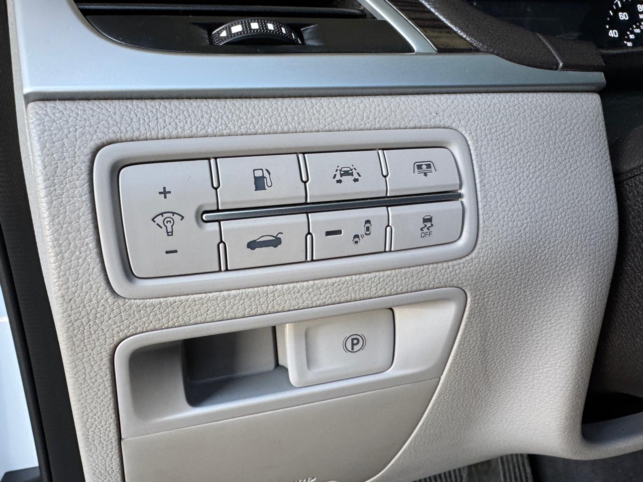 Hyundai Genesis 4dr Sdn V6 3.8L RWD 2015