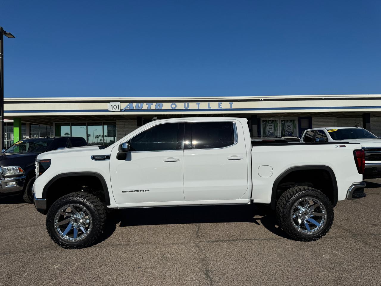 GMC Sierra 1500 4WD Crew Cab 147" SLE 2023