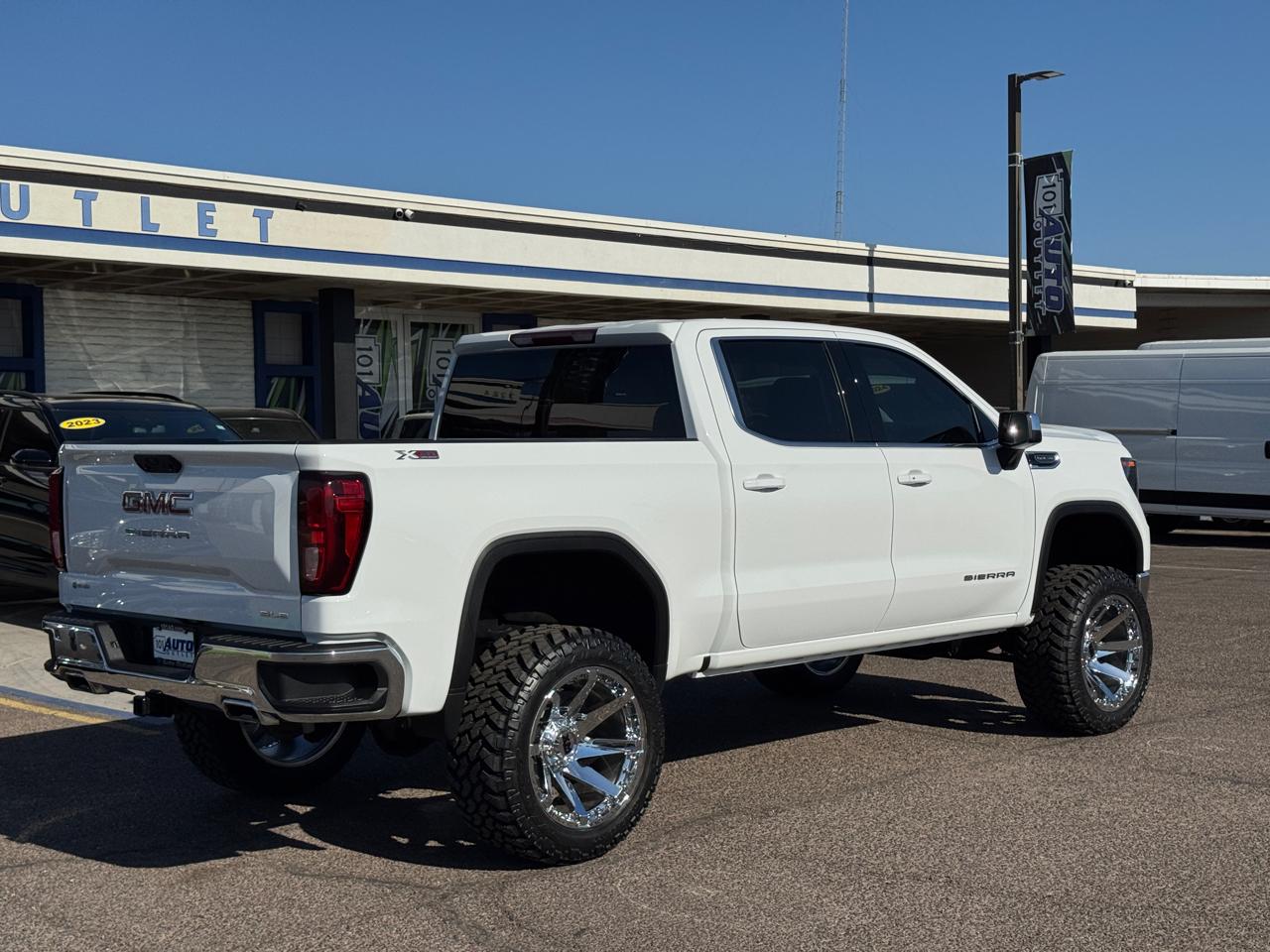 GMC Sierra 1500 4WD Crew Cab 147" SLE 2023