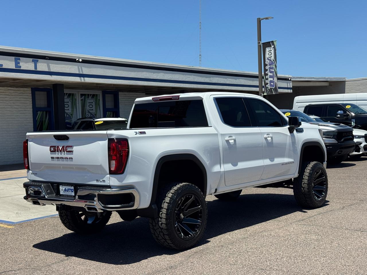 GMC Sierra 1500 4WD Crew Cab 147" SLE 2024