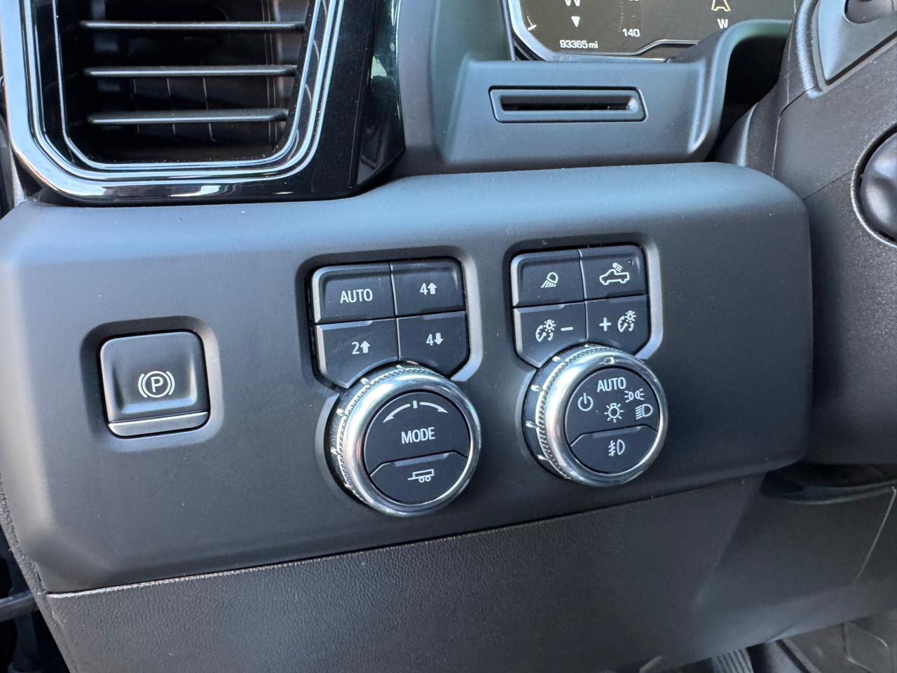 GMC Sierra 1500 4WD Crew Cab 147" AT4 2023